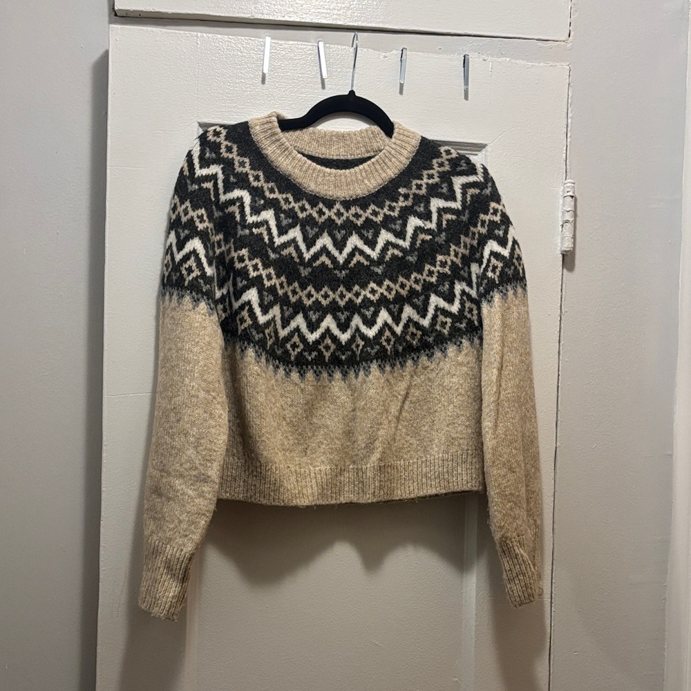 Abercrombie & Fitch Beige and Black Crew Neck Sweater